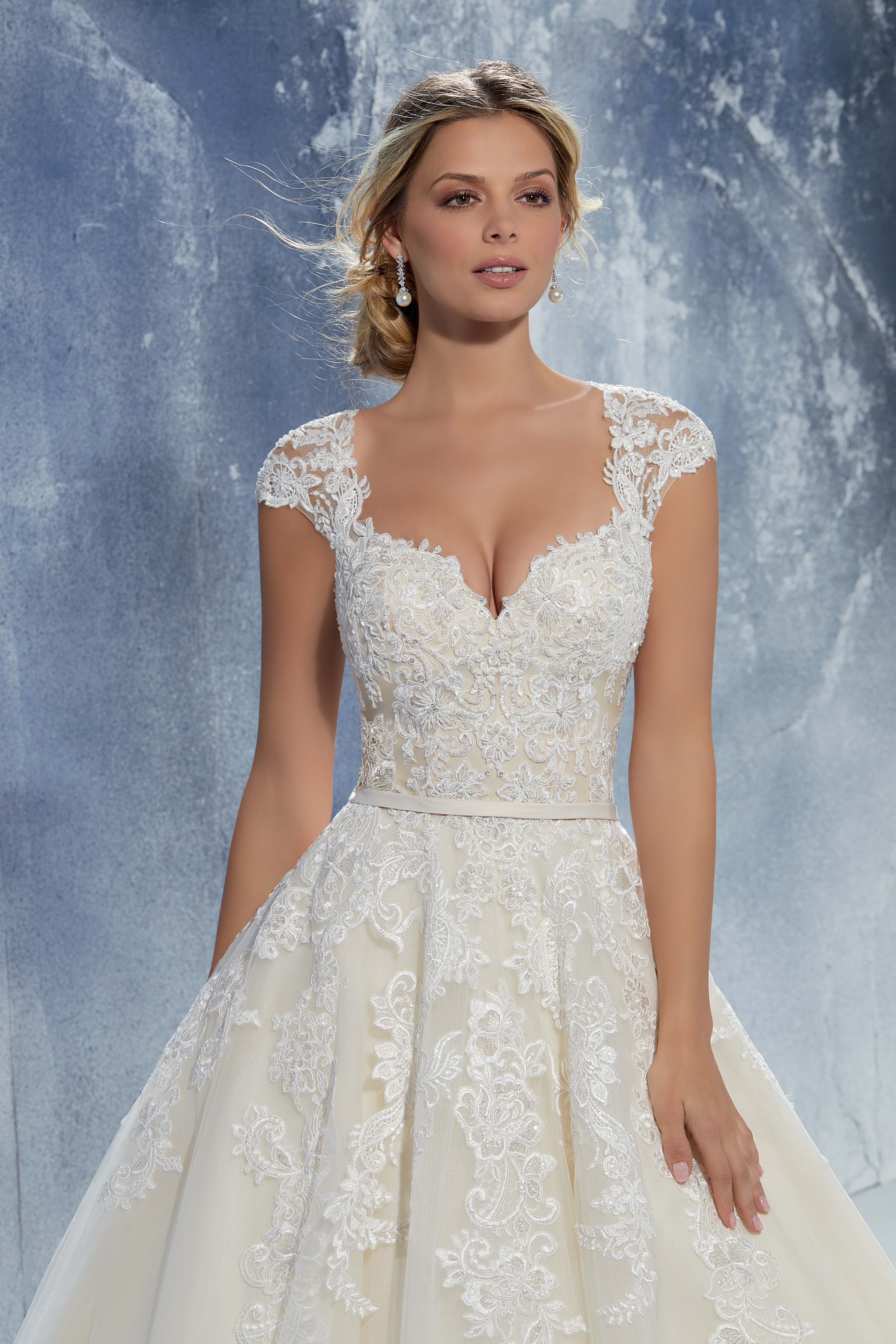 Brudklänning, bröllopsklänning, Bröllopskläder. Bröllopsbutik, Sofia Bianca, Morlilee, Ronald Joyce, Bröllopsbutik Malmö