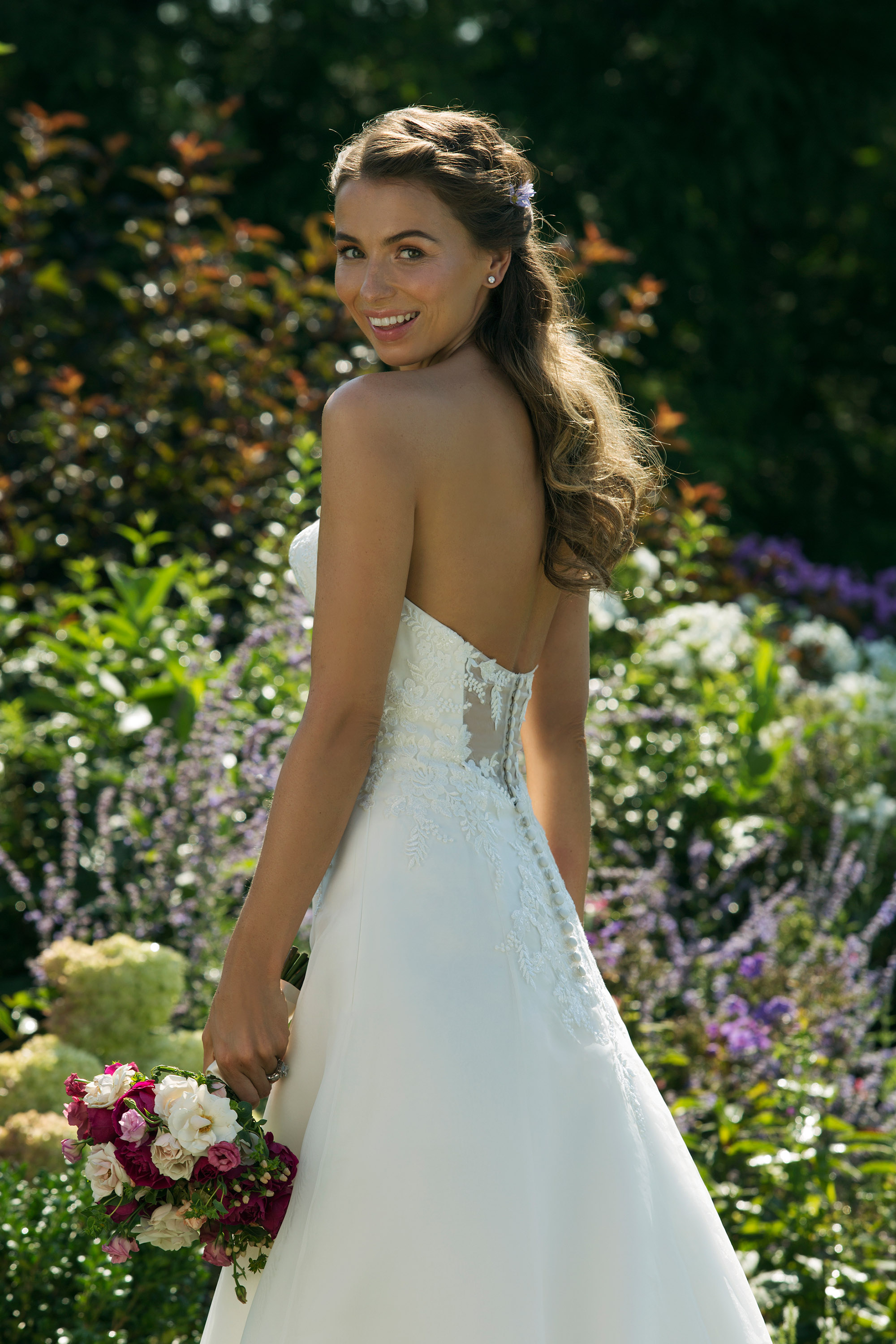 Brudklänning från Sweetheart en av Justin Alexanders Kollektioner En kort brudklänning i spets med avtagbar kjol i tyll. Brudklänning, brudklänningar, bröllopsklänning, bröllopsbutik