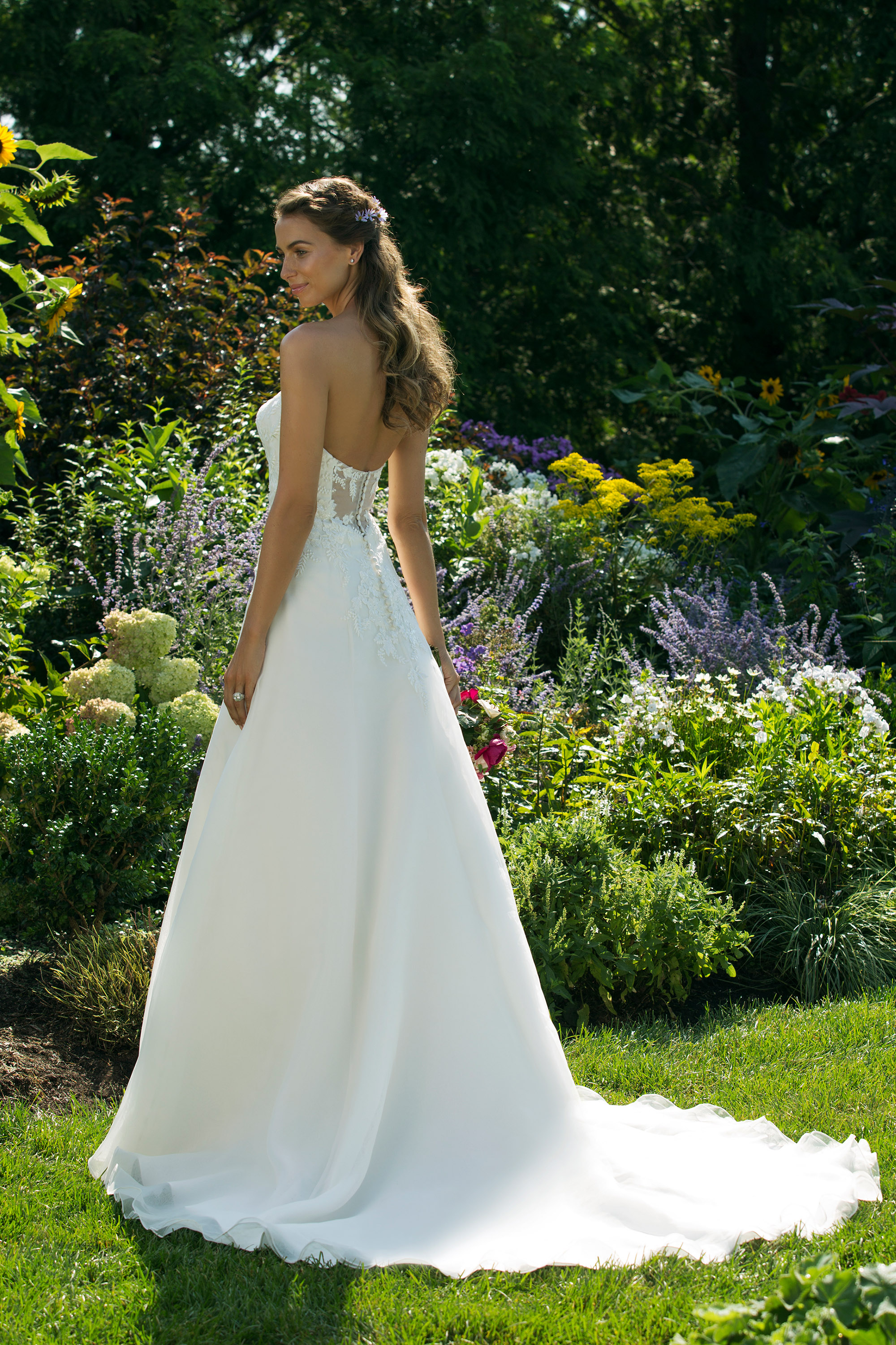 Brudklänning från Sweetheart en av Justin Alexanders Kollektioner En kort brudklänning i spets med avtagbar kjol i tyll. Brudklänning, brudklänningar, bröllopsklänning, bröllopsbutik