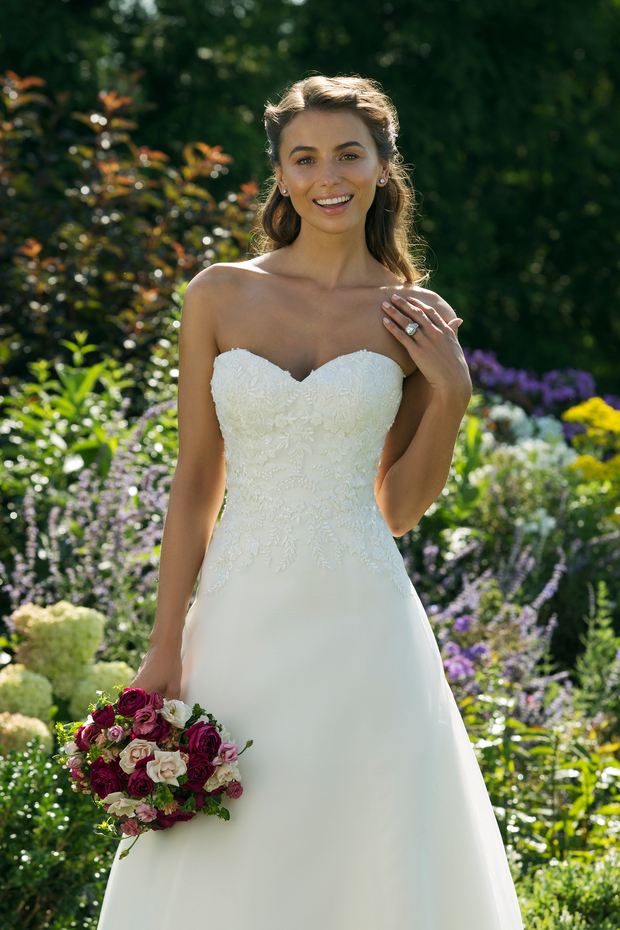 Brudklänning från Sweetheart en av Justin Alexanders Kollektioner En kort brudklänning i spets med avtagbar kjol i tyll. Brudklänning, brudklänningar, bröllopsklänning, bröllopsbutik