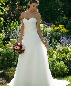 Brudklänning från Sweetheart en av Justin Alexanders Kollektioner En kort brudklänning i spets med avtagbar kjol i tyll. Brudklänning, brudklänningar, bröllopsklänning, bröllopsbutik