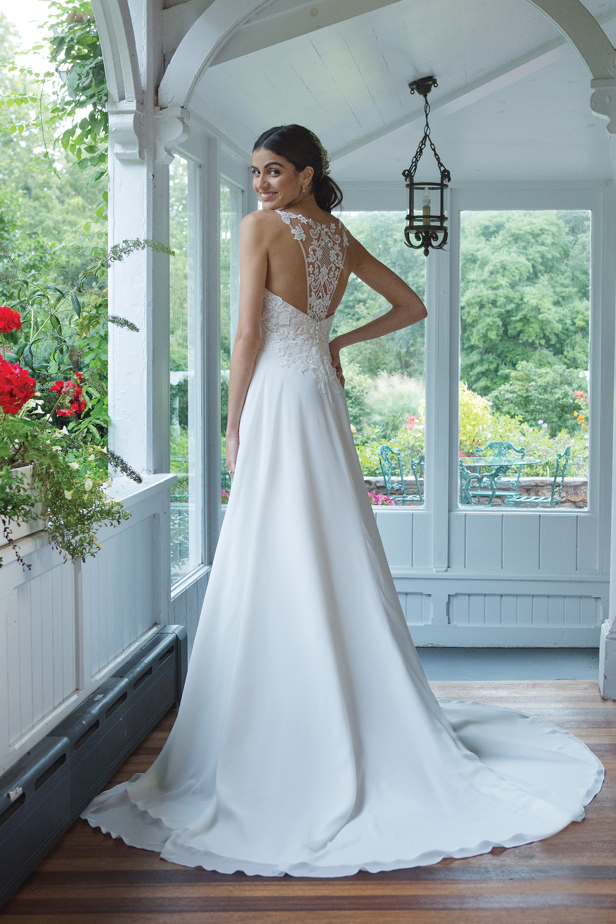 Brudklänning från Sweetheart en av Justin Alexanders Kollektioner En kort brudklänning i spets med avtagbar kjol i tyll. Brudklänning, brudklänningar, bröllopsklänning, bröllopsbutik