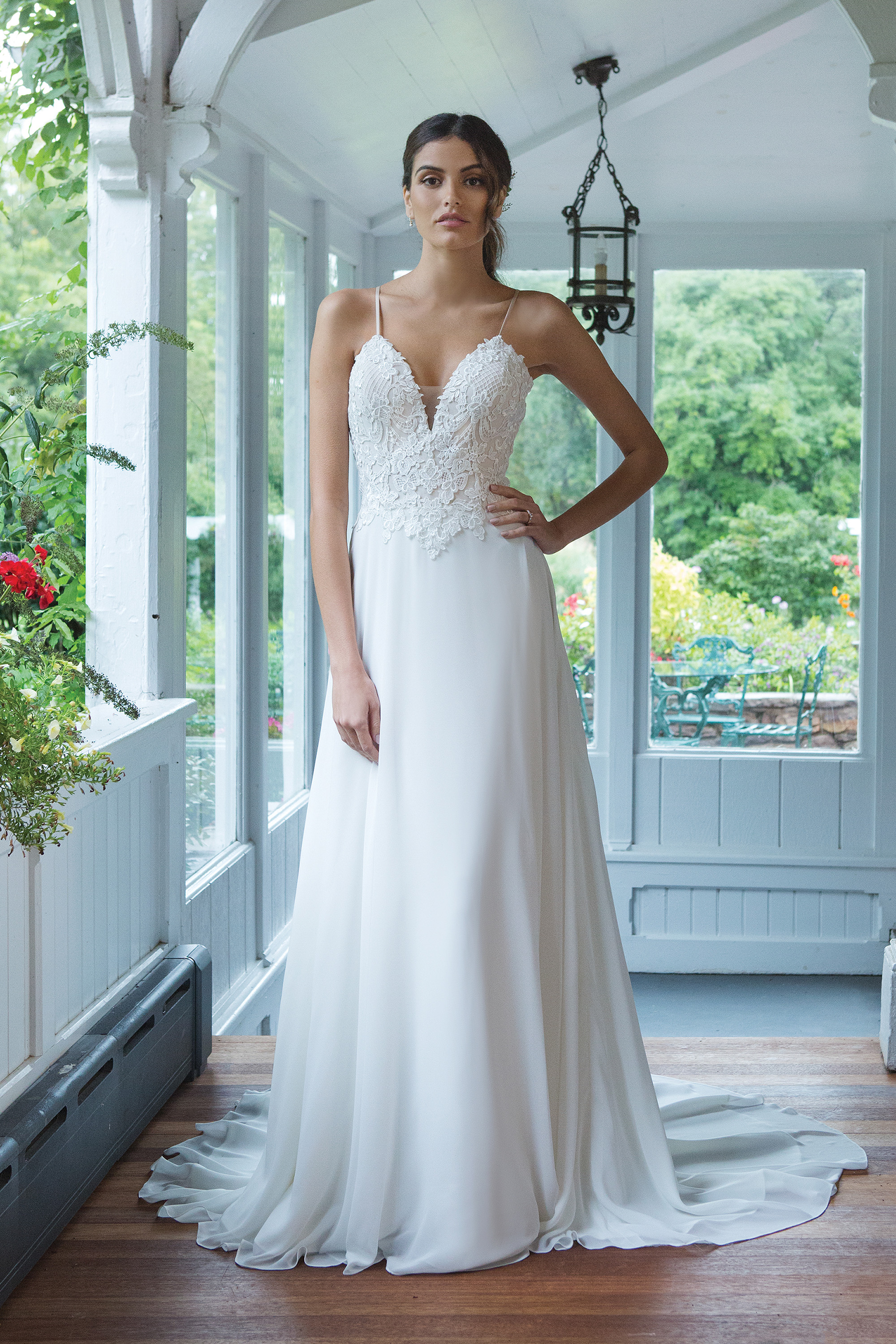 Brudklänning från Sweetheart en av Justin Alexanders Kollektioner En kort brudklänning i spets med avtagbar kjol i tyll. Brudklänning, brudklänningar, bröllopsklänning, bröllopsbutik