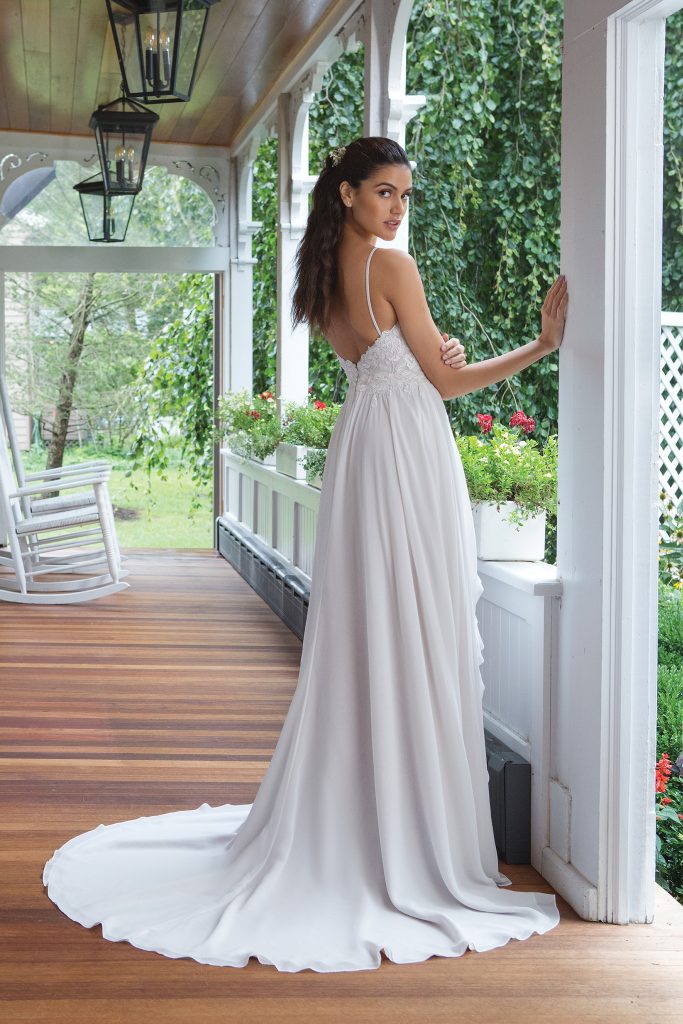 Brudklänning från Sweetheart en av Justin Alexanders Kollektioner En kort brudklänning i spets med avtagbar kjol i tyll. Brudklänning, brudklänningar, bröllopsklänning, bröllopsbutik