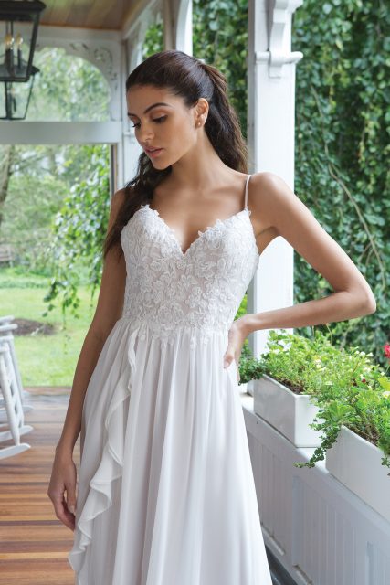 Brudklänning från Sweetheart en av Justin Alexanders Kollektioner En kort brudklänning i spets med avtagbar kjol i tyll. Brudklänning, brudklänningar, bröllopsklänning, bröllopsbutik