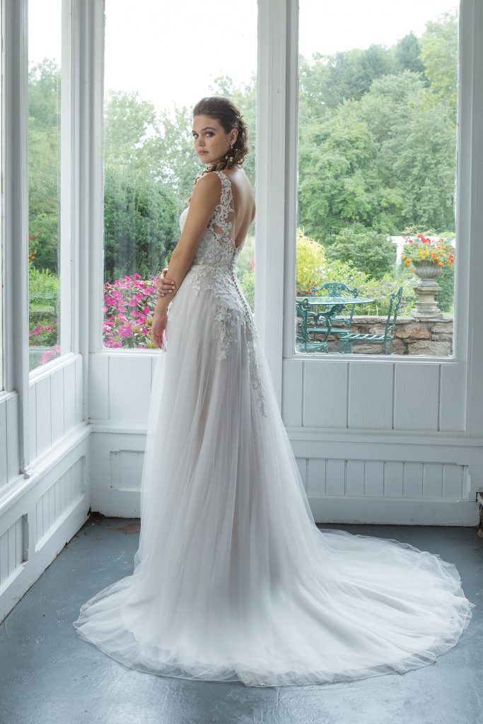 Brudklänning från Sweetheart en av Justin Alexanders Kollektioner En kort brudklänning i spets med avtagbar kjol i tyll. Brudklänning, brudklänningar, bröllopsklänning, bröllopsbutik