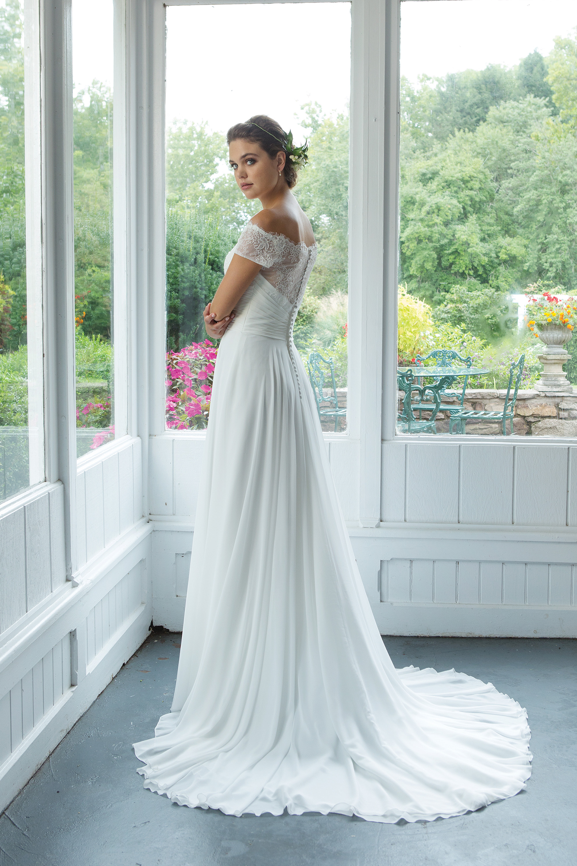 Brudklänning från Sweetheart en av Justin Alexanders Kollektioner En kort brudklänning i spets med avtagbar kjol i tyll. Brudklänning, brudklänningar, bröllopsklänning, bröllopsbutik