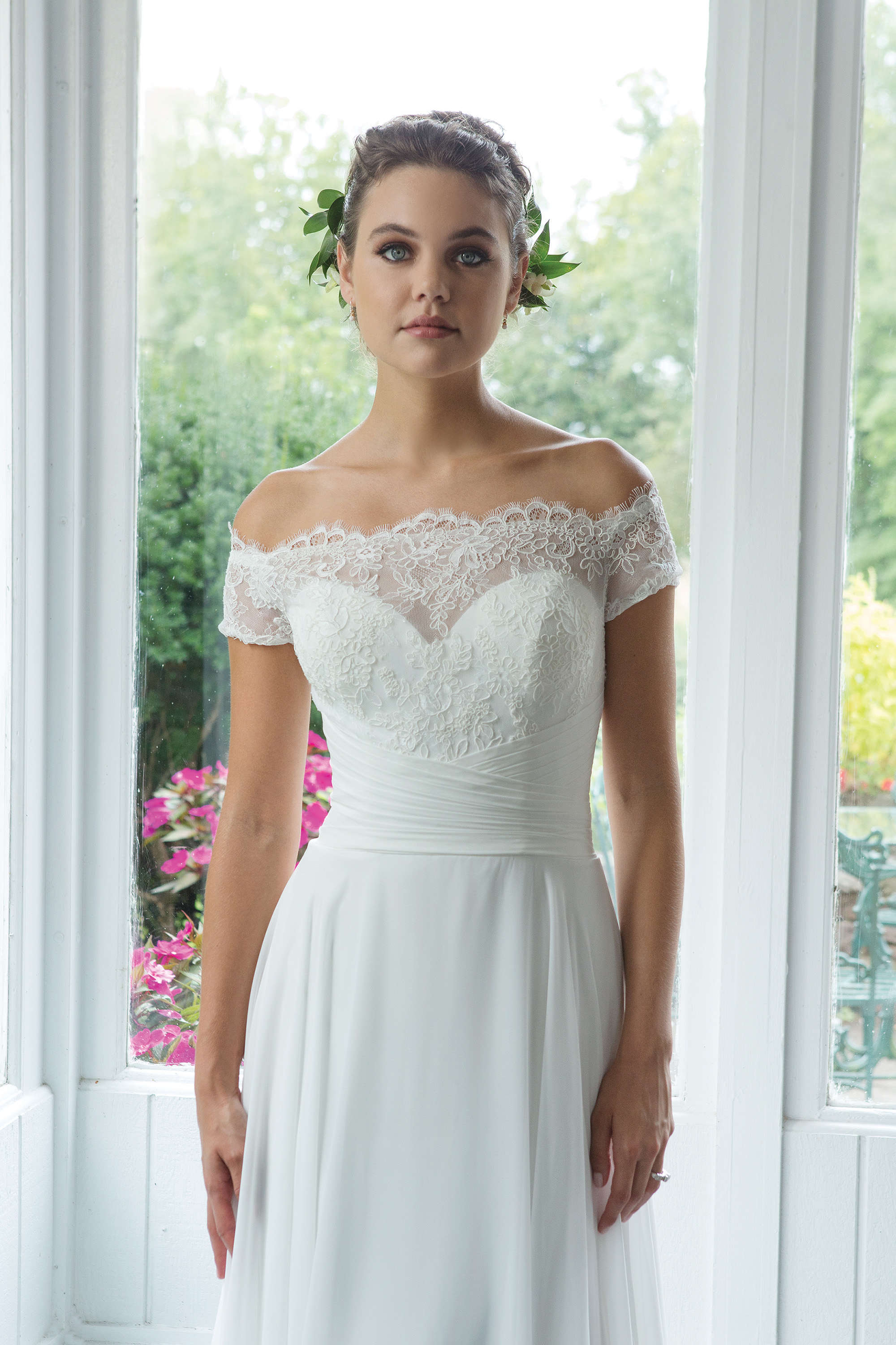 Brudklänning från Sweetheart en av Justin Alexanders Kollektioner En kort brudklänning i spets med avtagbar kjol i tyll. Brudklänning, brudklänningar, bröllopsklänning, bröllopsbutik