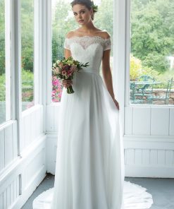 Brudklänning från Sweetheart en av Justin Alexanders Kollektioner En kort brudklänning i spets med avtagbar kjol i tyll. Brudklänning, brudklänningar, bröllopsklänning, bröllopsbutik