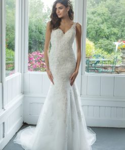 Brudklänning från Sweetheart en av Justin Alexanders Kollektioner En kort brudklänning i spets med avtagbar kjol i tyll. Brudklänning, brudklänningar, bröllopsklänning, bröllopsbutik