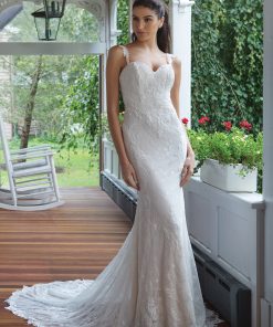 Brudklänning från Sweetheart en av Justin Alexanders Kollektioner En kort brudklänning i spets med avtagbar kjol i tyll. Brudklänning, brudklänningar, bröllopsklänning, bröllopsbutik