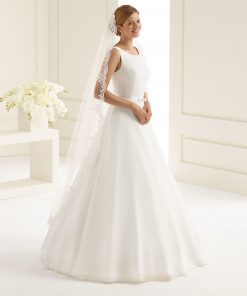 Brudklänning från Sweetheart en av Justin Alexanders Kollektioner En kort brudklänning i spets med avtagbar kjol i tyll. Brudklänning, brudklänningar, bröllopsklänning, bröllopsbutik