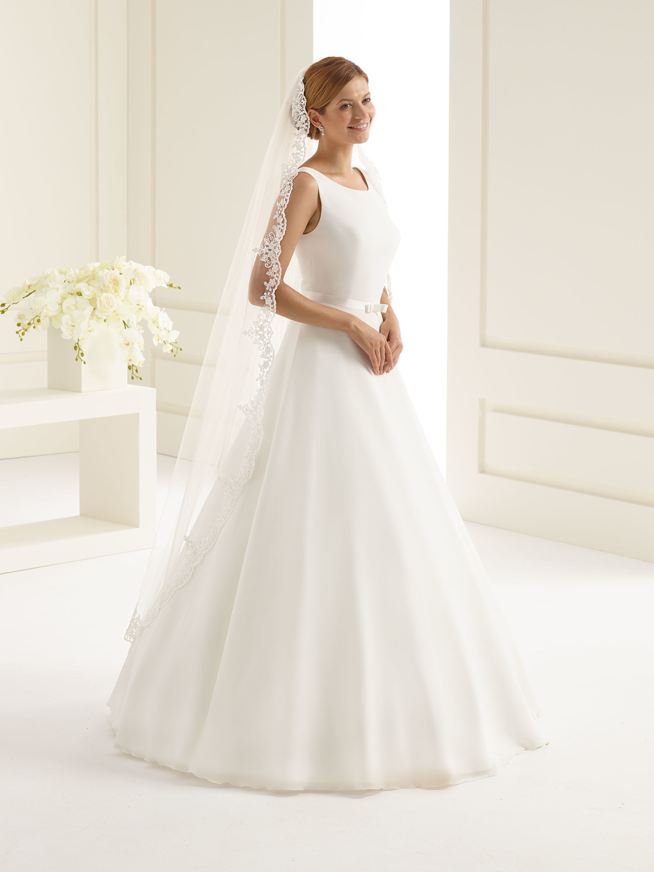 Brudklänning från Sweetheart en av Justin Alexanders Kollektioner En kort brudklänning i spets med avtagbar kjol i tyll. Brudklänning, brudklänningar, bröllopsklänning, bröllopsbutik