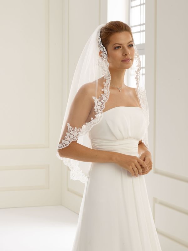 Brudklänning från Sweetheart en av Justin Alexanders Kollektioner En kort brudklänning i spets med avtagbar kjol i tyll. Brudklänning, brudklänningar, bröllopsklänning, bröllopsbutik