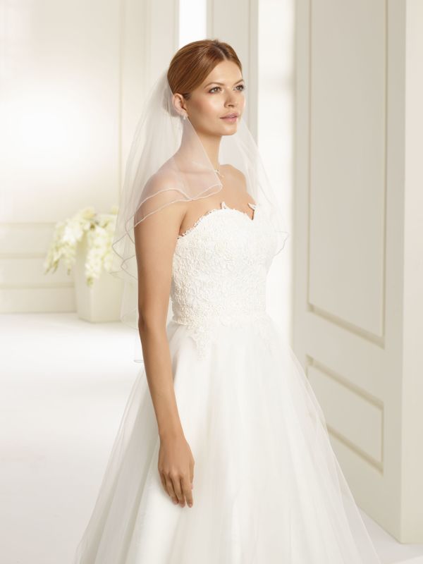 Brudklänning från Sweetheart en av Justin Alexanders Kollektioner En kort brudklänning i spets med avtagbar kjol i tyll. Brudklänning, brudklänningar, bröllopsklänning, bröllopsbutik