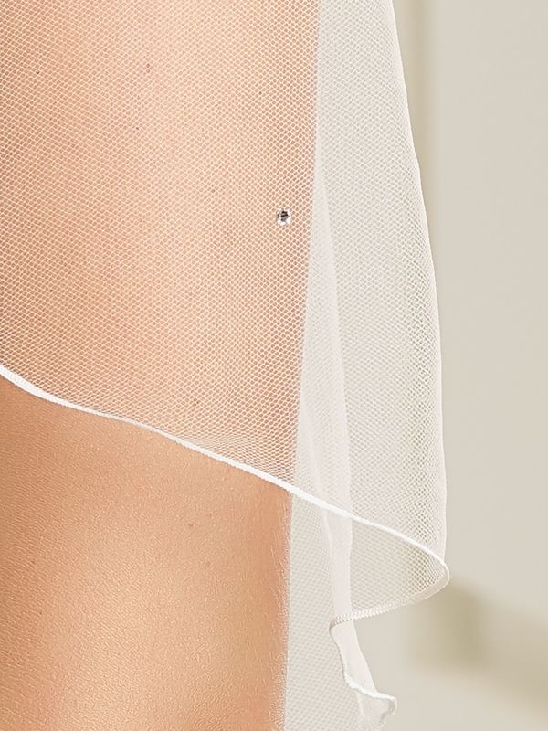 Brudklänning från Sweetheart en av Justin Alexanders Kollektioner En kort brudklänning i spets med avtagbar kjol i tyll. Brudklänning, brudklänningar, bröllopsklänning, bröllopsbutik