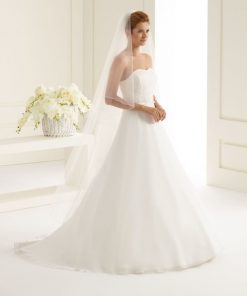 Brudklänning från Sweetheart en av Justin Alexanders Kollektioner En kort brudklänning i spets med avtagbar kjol i tyll. Brudklänning, brudklänningar, bröllopsklänning, bröllopsbutik