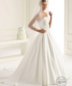 Brudklänning från Sweetheart en av Justin Alexanders Kollektioner En kort brudklänning i spets med avtagbar kjol i tyll. Brudklänning, brudklänningar, bröllopsklänning, bröllopsbutik