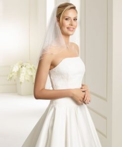 Brudklänning från Sweetheart en av Justin Alexanders Kollektioner En kort brudklänning i spets med avtagbar kjol i tyll. Brudklänning, brudklänningar, bröllopsklänning, bröllopsbutik