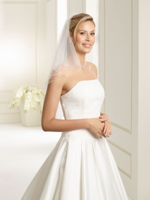 Brudklänning från Sweetheart en av Justin Alexanders Kollektioner En kort brudklänning i spets med avtagbar kjol i tyll. Brudklänning, brudklänningar, bröllopsklänning, bröllopsbutik