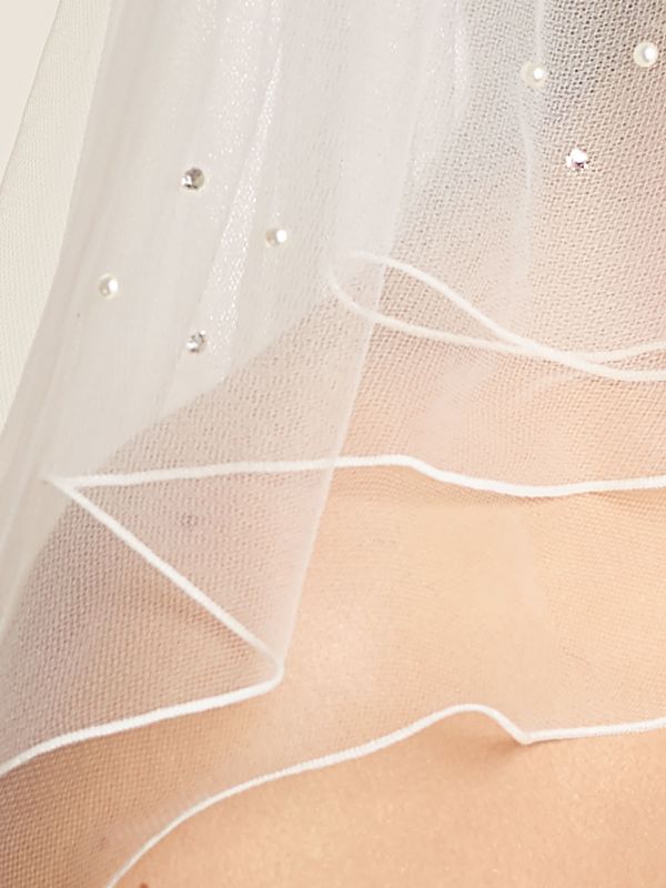 Brudklänning från Sweetheart en av Justin Alexanders Kollektioner En kort brudklänning i spets med avtagbar kjol i tyll. Brudklänning, brudklänningar, bröllopsklänning, bröllopsbutik