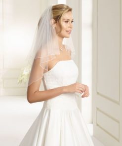 Brudklänning från Sweetheart en av Justin Alexanders Kollektioner En kort brudklänning i spets med avtagbar kjol i tyll. Brudklänning, brudklänningar, bröllopsklänning, bröllopsbutik