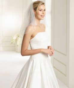 Brudklänning från Sweetheart en av Justin Alexanders Kollektioner En kort brudklänning i spets med avtagbar kjol i tyll. Brudklänning, brudklänningar, bröllopsklänning, bröllopsbutik