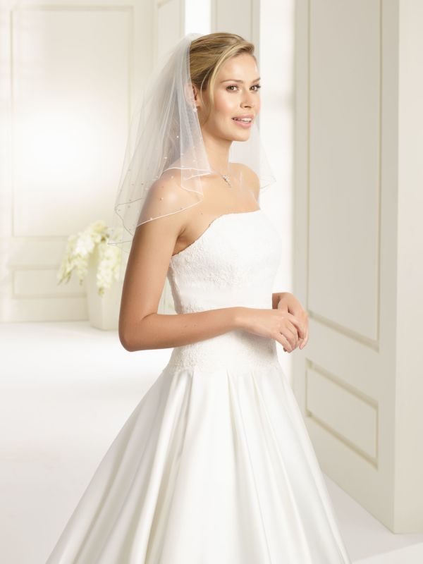 Brudklänning från Sweetheart en av Justin Alexanders Kollektioner En kort brudklänning i spets med avtagbar kjol i tyll. Brudklänning, brudklänningar, bröllopsklänning, bröllopsbutik