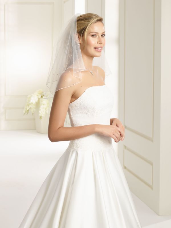 Brudklänning från Sweetheart en av Justin Alexanders Kollektioner En kort brudklänning i spets med avtagbar kjol i tyll. Brudklänning, brudklänningar, bröllopsklänning, bröllopsbutik