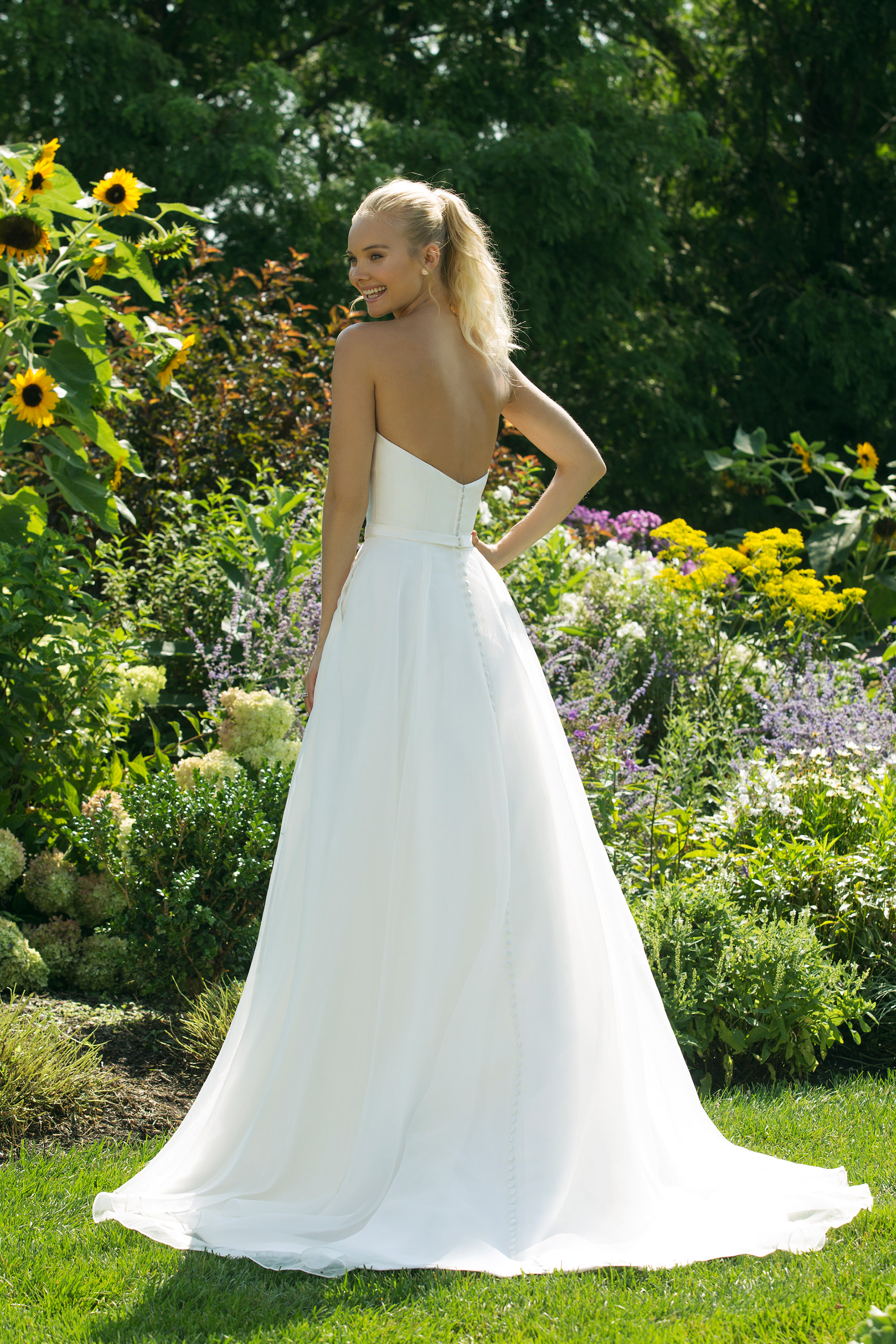 Brudklänning från Sweetheart en av Justin Alexanders Kollektioner En kort brudklänning i spets med avtagbar kjol i tyll. Brudklänning, brudklänningar, bröllopsklänning, bröllopsbutik