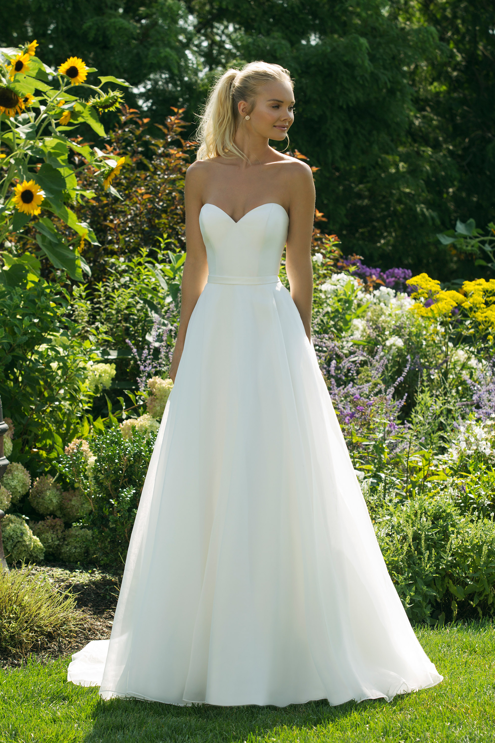 Brudklänning från Sweetheart en av Justin Alexanders Kollektioner En kort brudklänning i spets med avtagbar kjol i tyll. Brudklänning, brudklänningar, bröllopsklänning, bröllopsbutik