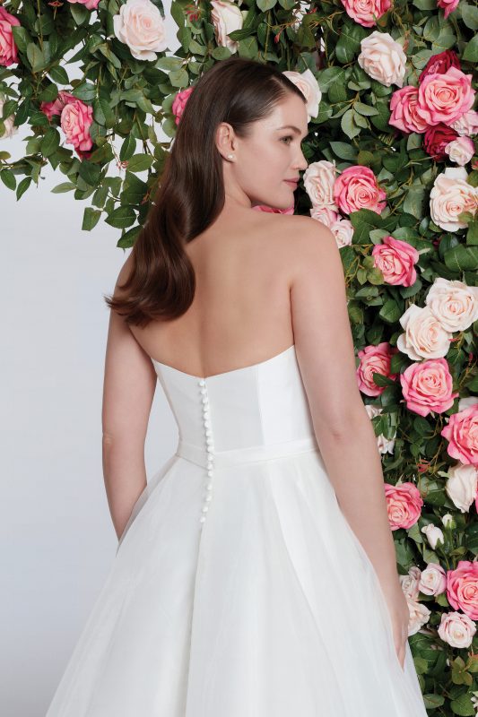 Brudklänning från Sweetheart en av Justin Alexanders Kollektioner En kort brudklänning i spets med avtagbar kjol i tyll. Brudklänning, brudklänningar, bröllopsklänning, bröllopsbutik