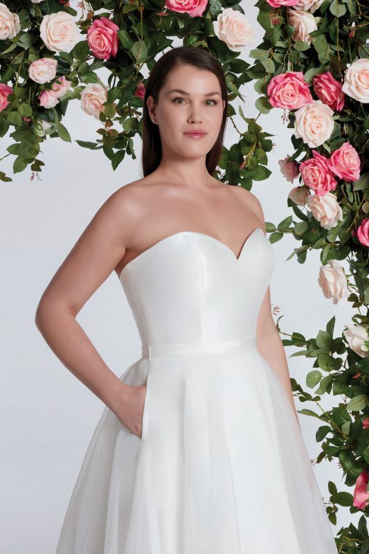 Brudklänning från Sweetheart en av Justin Alexanders Kollektioner En kort brudklänning i spets med avtagbar kjol i tyll. Brudklänning, brudklänningar, bröllopsklänning, bröllopsbutik