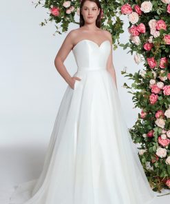 Brudklänning från Sweetheart en av Justin Alexanders Kollektioner En kort brudklänning i spets med avtagbar kjol i tyll. Brudklänning, brudklänningar, bröllopsklänning, bröllopsbutik