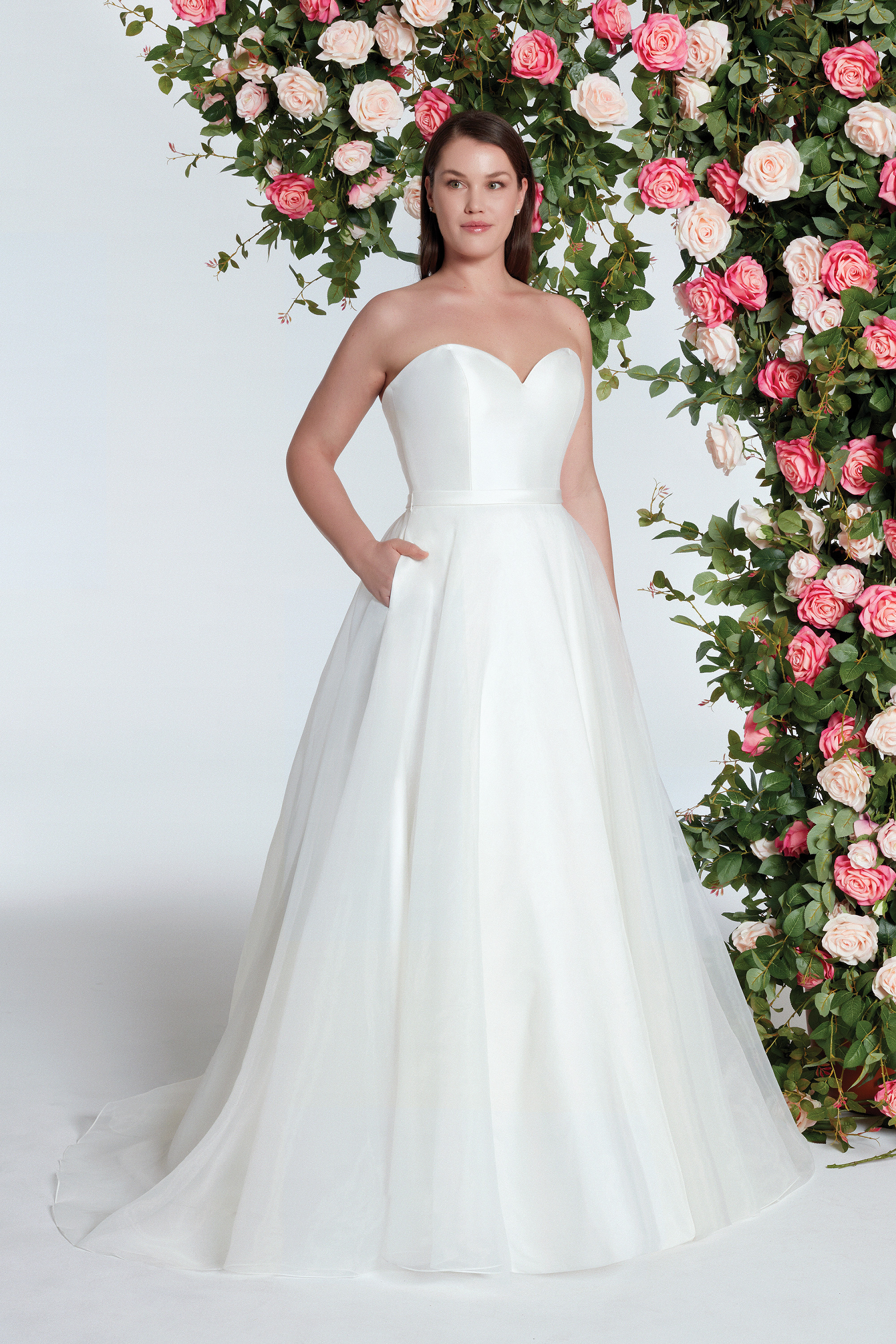 Brudklänning från Sweetheart en av Justin Alexanders Kollektioner En kort brudklänning i spets med avtagbar kjol i tyll. Brudklänning, brudklänningar, bröllopsklänning, bröllopsbutik