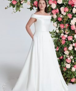 Brudklänning från Sweetheart en av Justin Alexanders Kollektioner En kort brudklänning i spets med avtagbar kjol i tyll. Brudklänning, brudklänningar, bröllopsklänning, bröllopsbutik