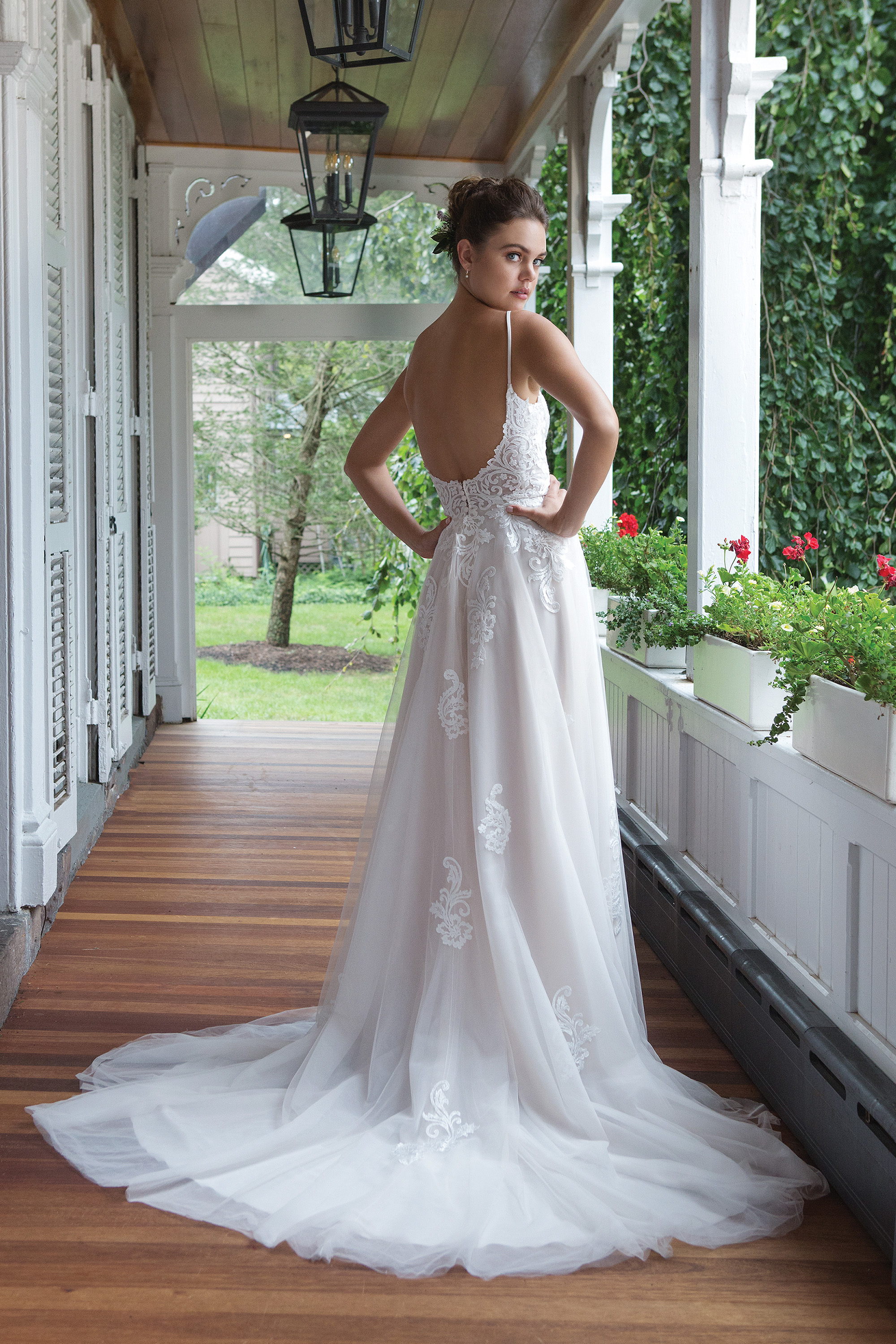 Brudklänning från Sweetheart en av Justin Alexanders Kollektioner En kort brudklänning i spets med avtagbar kjol i tyll. Brudklänning, brudklänningar, bröllopsklänning, bröllopsbutik