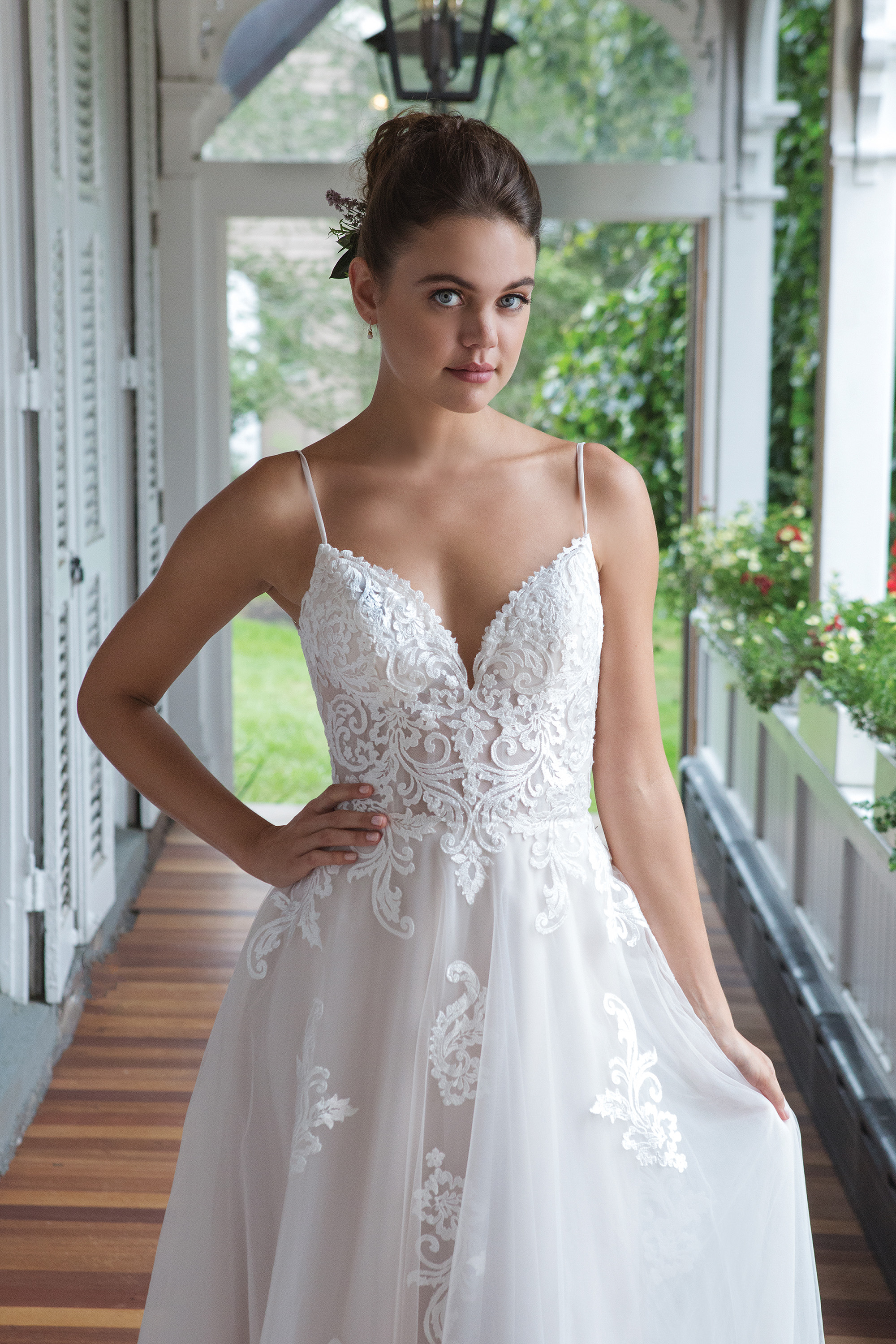 Brudklänning från Sweetheart en av Justin Alexanders Kollektioner En kort brudklänning i spets med avtagbar kjol i tyll. Brudklänning, brudklänningar, bröllopsklänning, bröllopsbutik