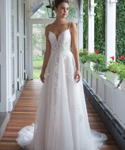 Brudklänning från Sweetheart en av Justin Alexanders Kollektioner En kort brudklänning i spets med avtagbar kjol i tyll. Brudklänning, brudklänningar, bröllopsklänning, bröllopsbutik