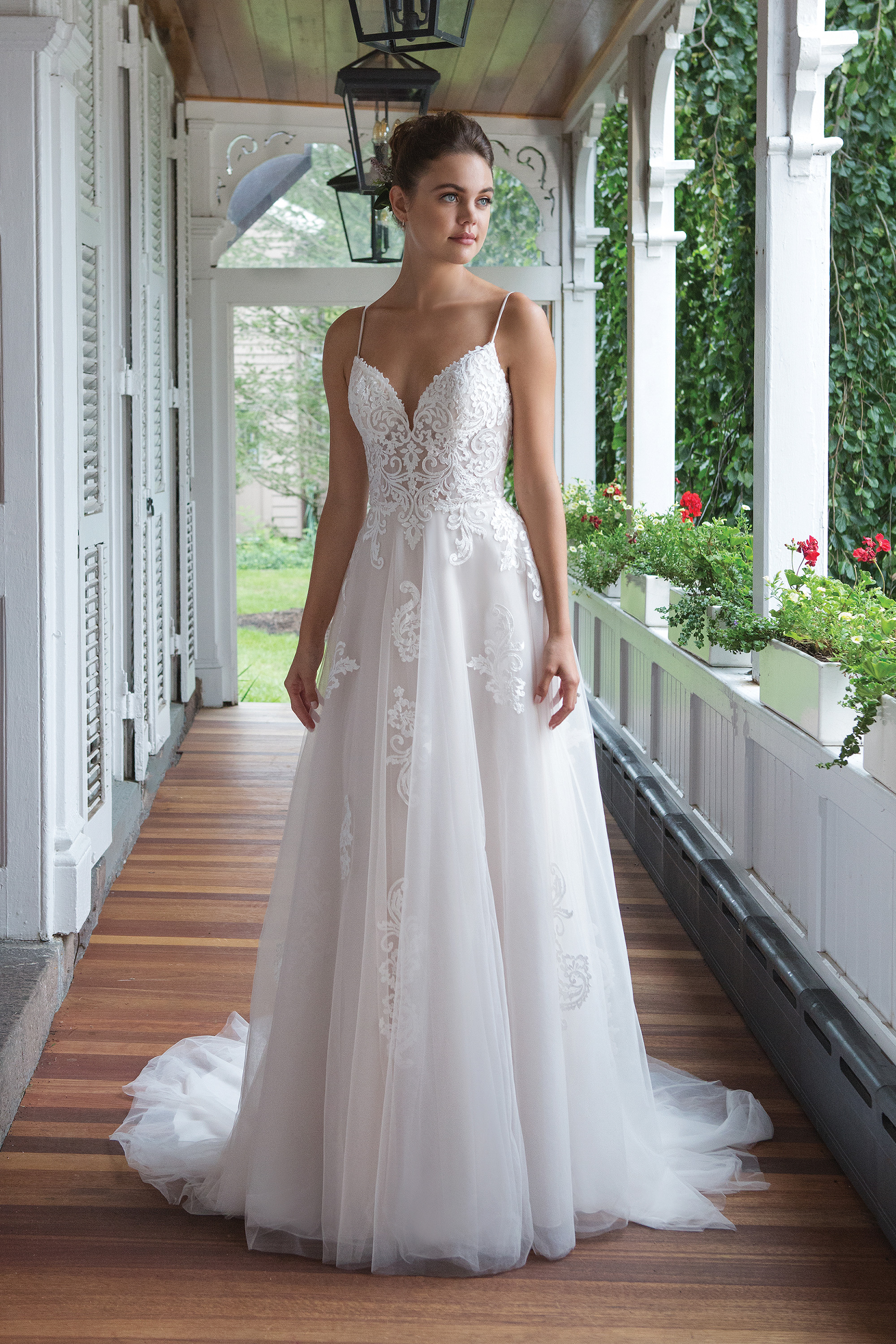 Brudklänning från Sweetheart en av Justin Alexanders Kollektioner En kort brudklänning i spets med avtagbar kjol i tyll. Brudklänning, brudklänningar, bröllopsklänning, bröllopsbutik