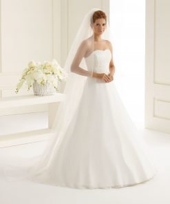 Brudklänning från Sweetheart en av Justin Alexanders Kollektioner En kort brudklänning i spets med avtagbar kjol i tyll. Brudklänning, brudklänningar, bröllopsklänning, bröllopsbutik