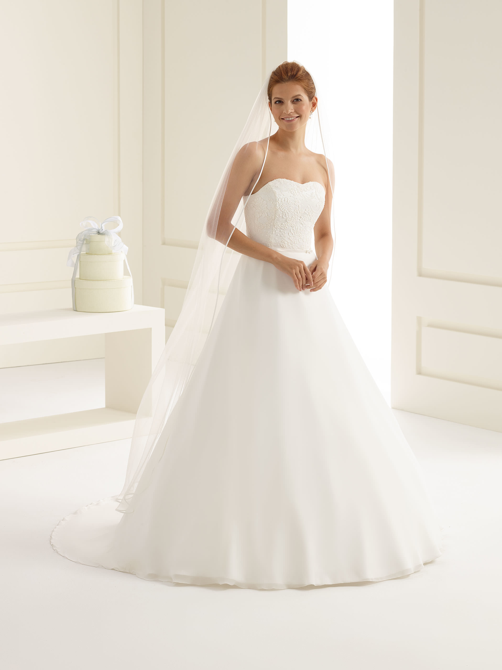 Brudklänning från Sweetheart en av Justin Alexanders Kollektioner En kort brudklänning i spets med avtagbar kjol i tyll. Brudklänning, brudklänningar, bröllopsklänning, bröllopsbutik