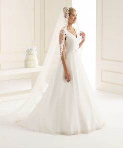 Brudklänning från Sweetheart en av Justin Alexanders Kollektioner En kort brudklänning i spets med avtagbar kjol i tyll. Brudklänning, brudklänningar, bröllopsklänning, bröllopsbutik