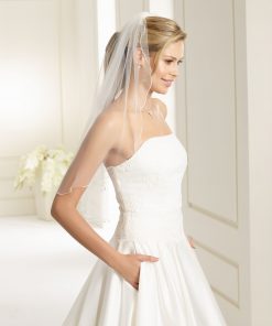 Brudklänning från Sweetheart en av Justin Alexanders Kollektioner En kort brudklänning i spets med avtagbar kjol i tyll. Brudklänning, brudklänningar, bröllopsklänning, bröllopsbutik