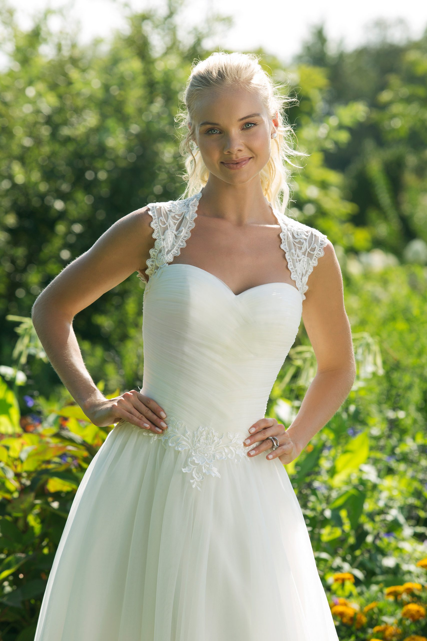 Brudklänning från Sweetheart en av Justin Alexanders Kollektioner En kort brudklänning i spets med avtagbar kjol i tyll. Brudklänning, brudklänningar, bröllopsklänning, bröllopsbutik