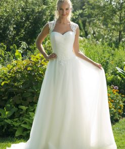 Brudklänning från Sweetheart en av Justin Alexanders Kollektioner En kort brudklänning i spets med avtagbar kjol i tyll. Brudklänning, brudklänningar, bröllopsklänning, bröllopsbutik