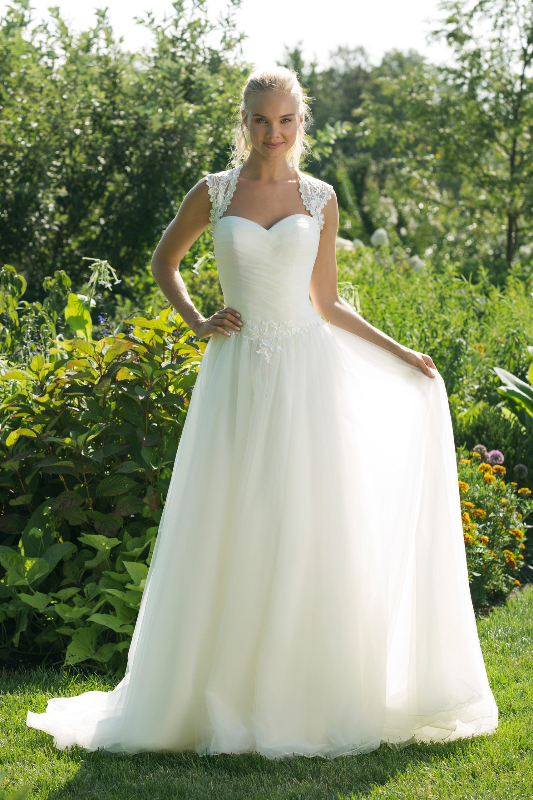 Brudklänning från Sweetheart en av Justin Alexanders Kollektioner En kort brudklänning i spets med avtagbar kjol i tyll. Brudklänning, brudklänningar, bröllopsklänning, bröllopsbutik