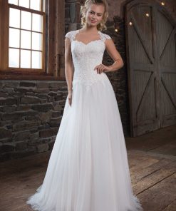 Brudklänning från Sweetheart en av Justin Alexanders Kollektioner En kort brudklänning i spets med avtagbar kjol i tyll. Brudklänning, brudklänningar, bröllopsklänning, bröllopsbutik