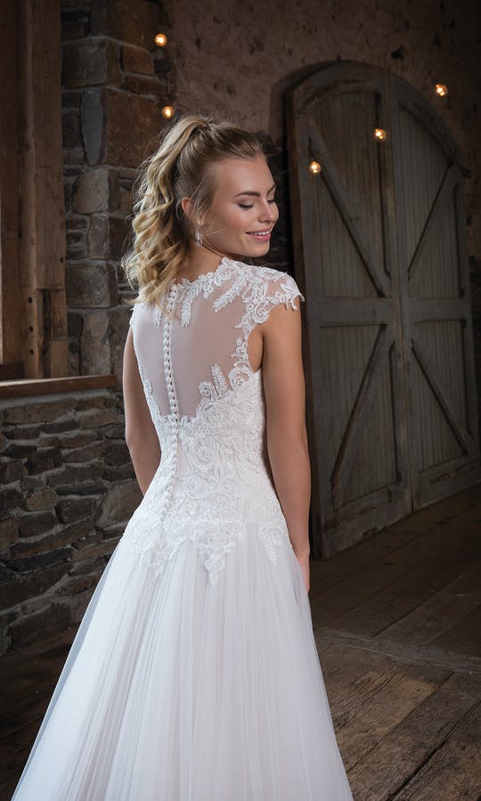 Brudklänning från Sweetheart en av Justin Alexanders Kollektioner En kort brudklänning i spets med avtagbar kjol i tyll. Brudklänning, brudklänningar, bröllopsklänning, bröllopsbutik