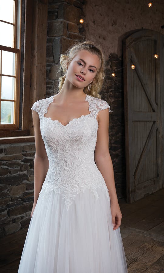 Brudklänning från Sweetheart en av Justin Alexanders Kollektioner En kort brudklänning i spets med avtagbar kjol i tyll. Brudklänning, brudklänningar, bröllopsklänning, bröllopsbutik